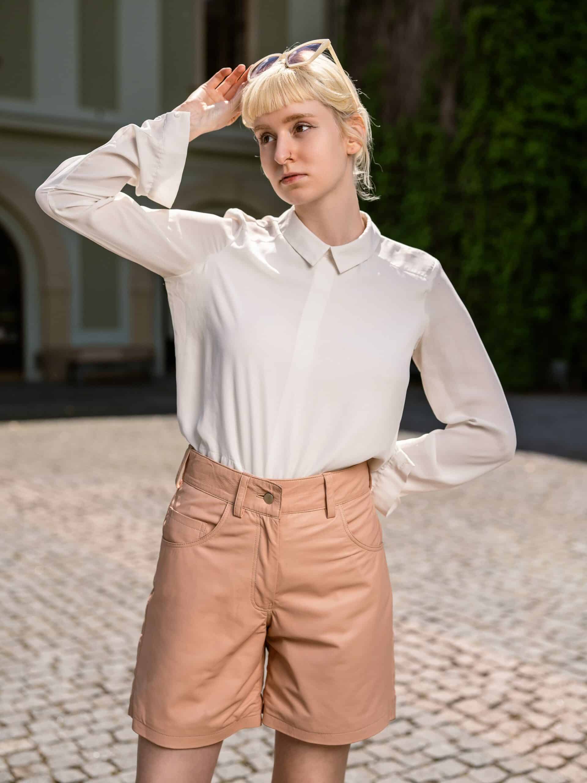 Leila Royal Beige – Leather Shorts